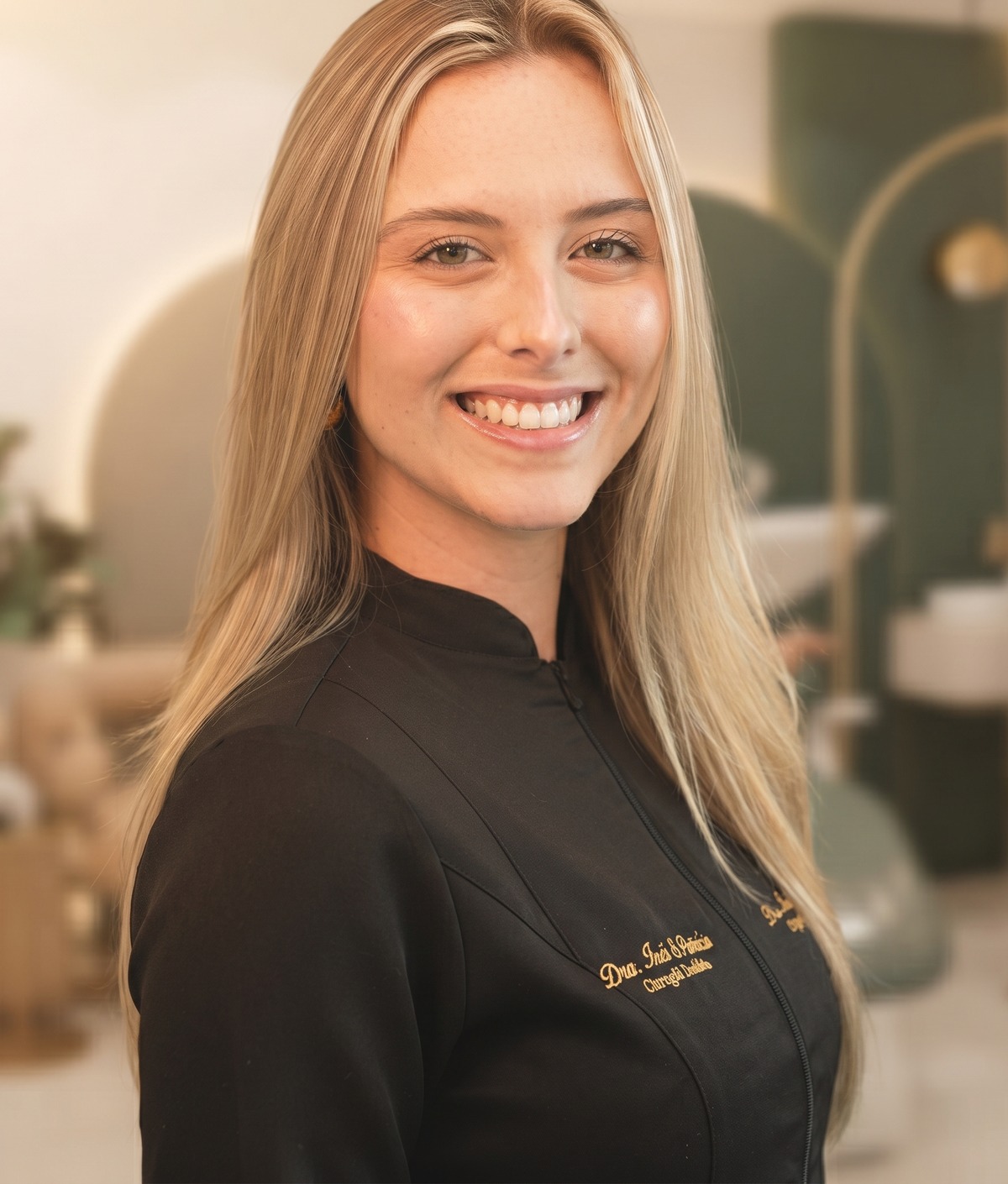 Retrato profissional da Dra. Inaê Pereira sorrindo em jaleco branco, transmitindo confiança e acolhimento